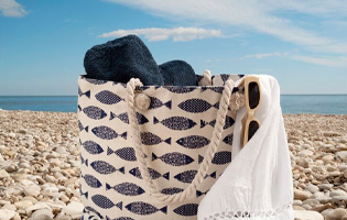 The Ultimate Guide to Packing a Beach Bag Like a Pro-01.jpg